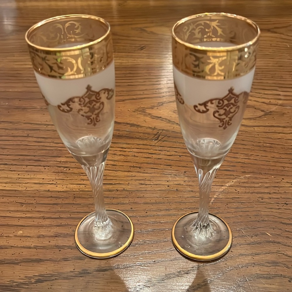 Set of 2 champagne flutes with gold detailing